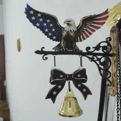 Campana decorativa patriótica con forma de águila y grabados