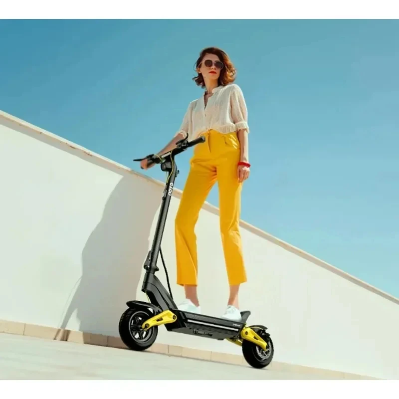 Primer plano del manillar y pantalla del scooter