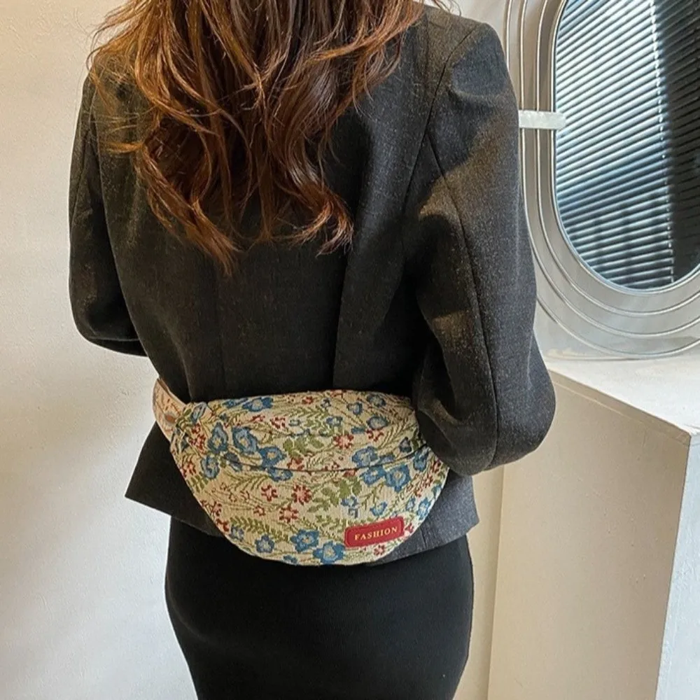 Bolso bandolera en tonos azul y rojo con estilo casual