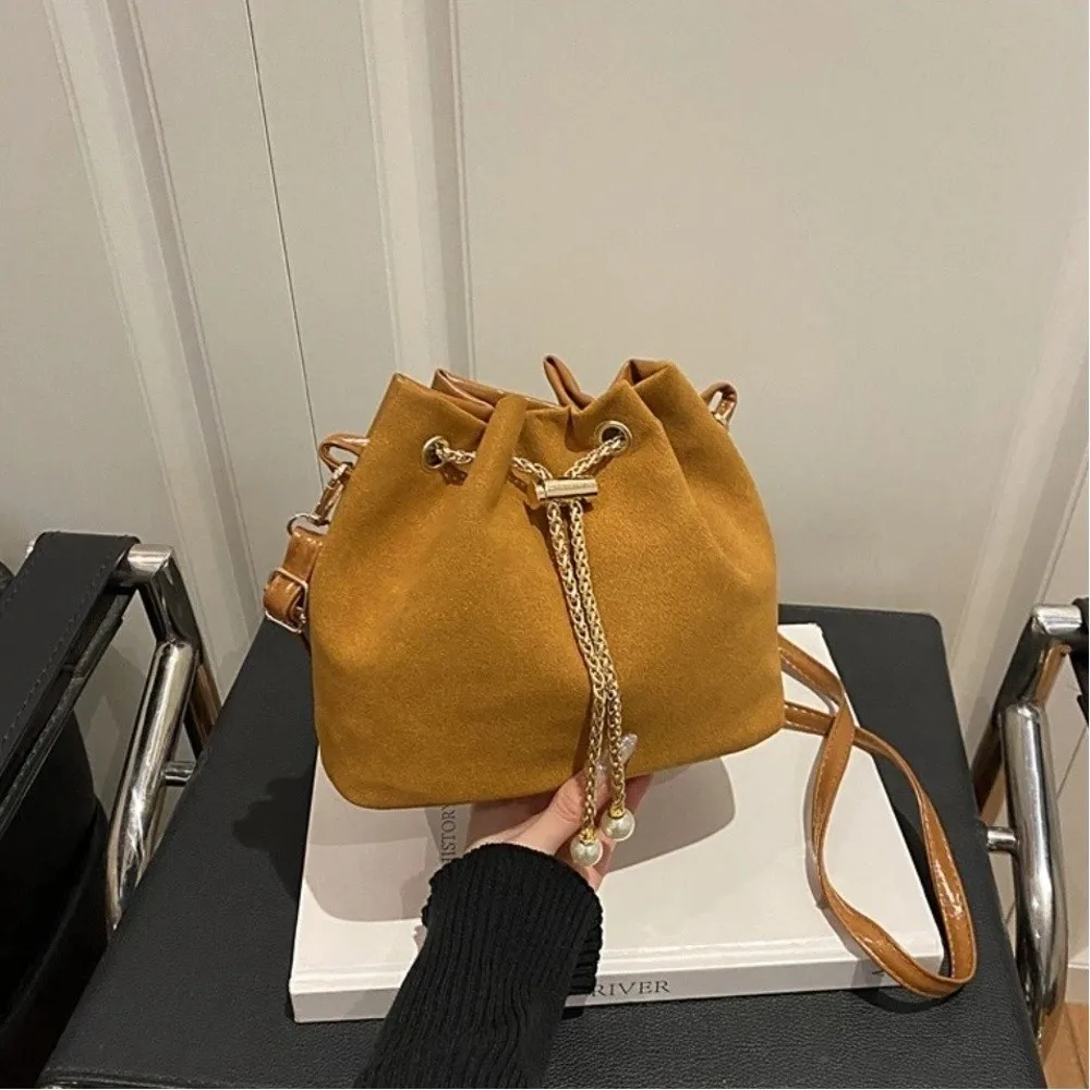Bolsa bandolera tote con cordón antelina efecto y correa ajustable