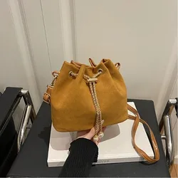Bolsa bandolera tote con cordón antelina efecto y correa ajustable
