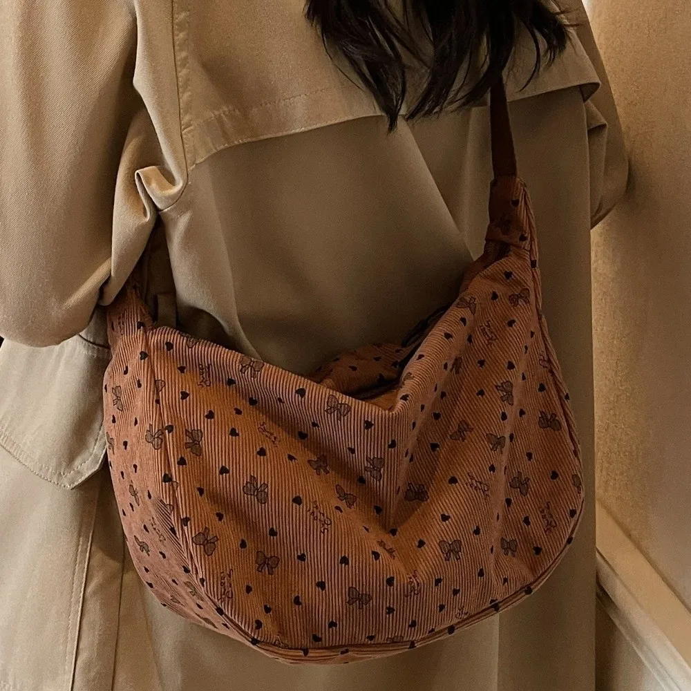 Bolso bandolera hobo de pana a rayas con cierre y lazo - imagen 3