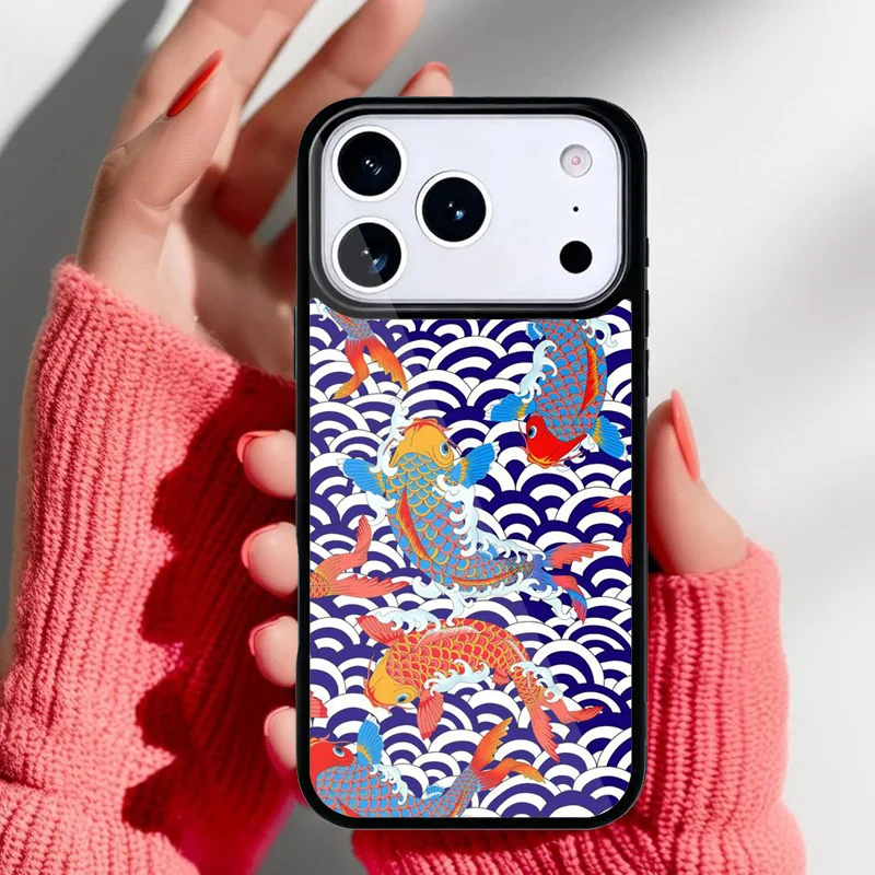Detalle del estampado de koi en la parte trasera de la funda