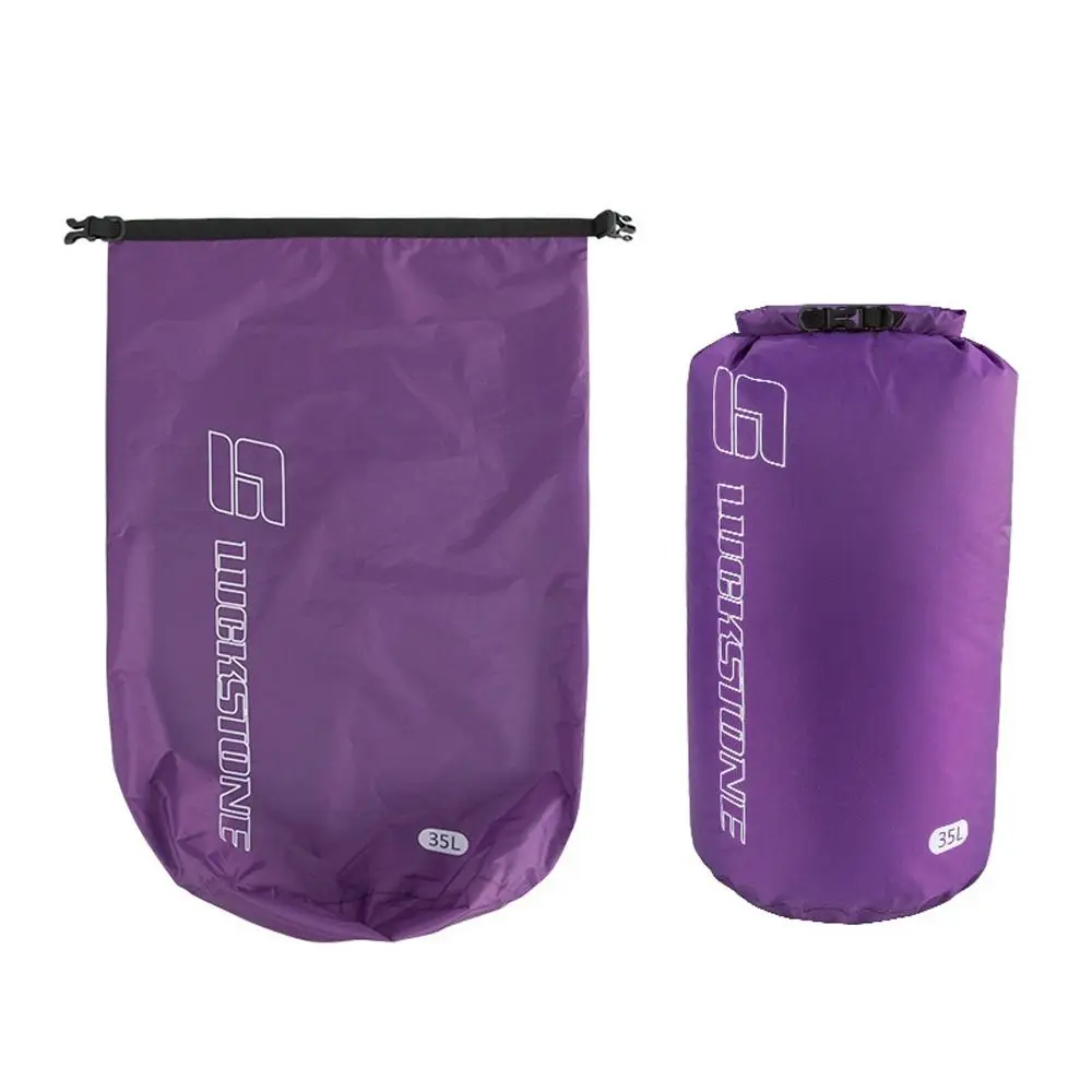 Bolsa impermeable plegada mostrando su portabilidad