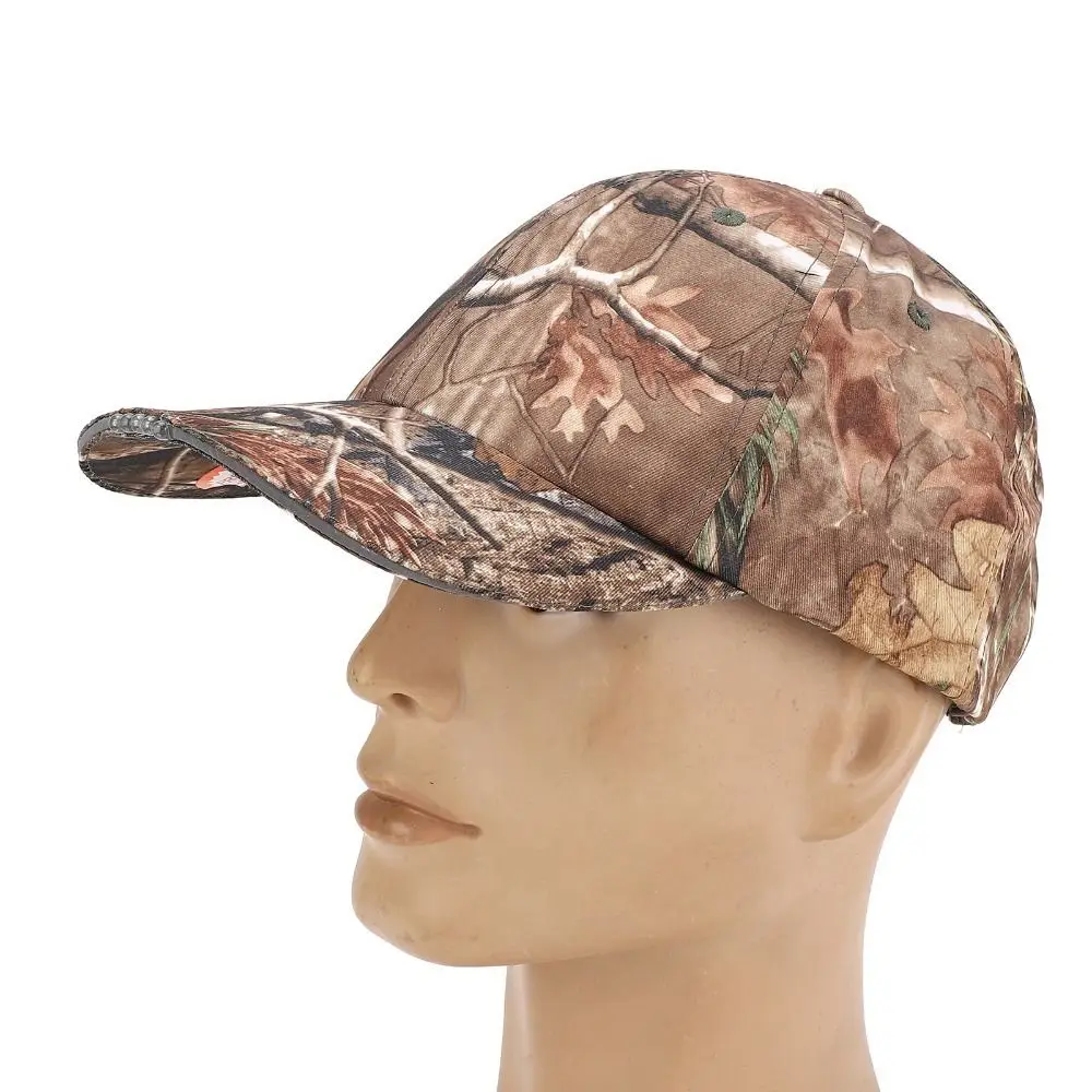 Detalle de la gorra con luz LED ajustable en uso nocturno