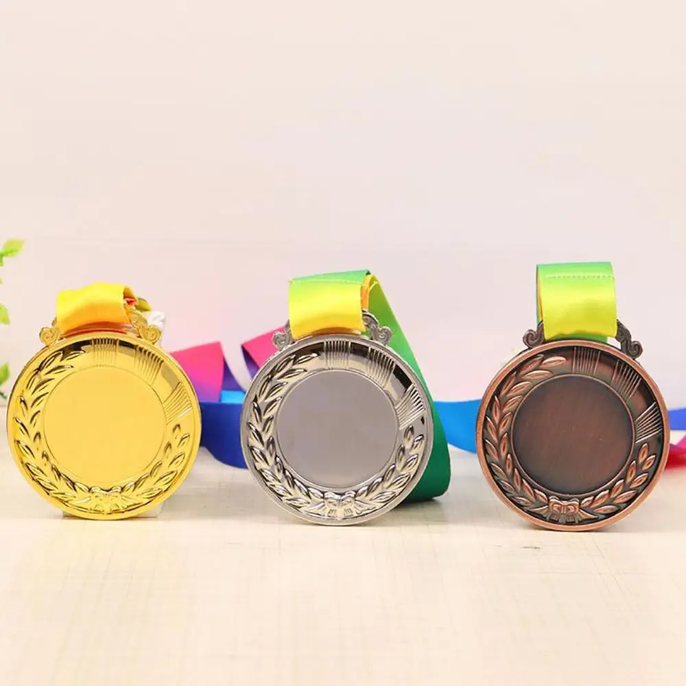 Grupo de medallas colgadas mostrando los tres colores