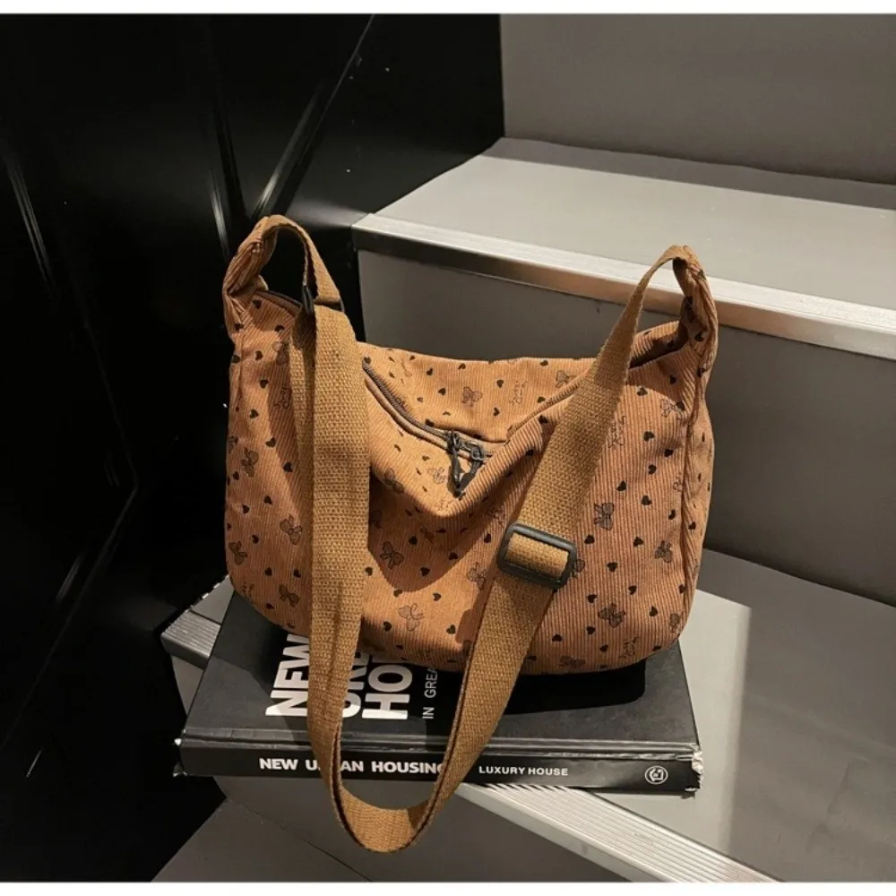 Detalle del bolso de pana y su estilo