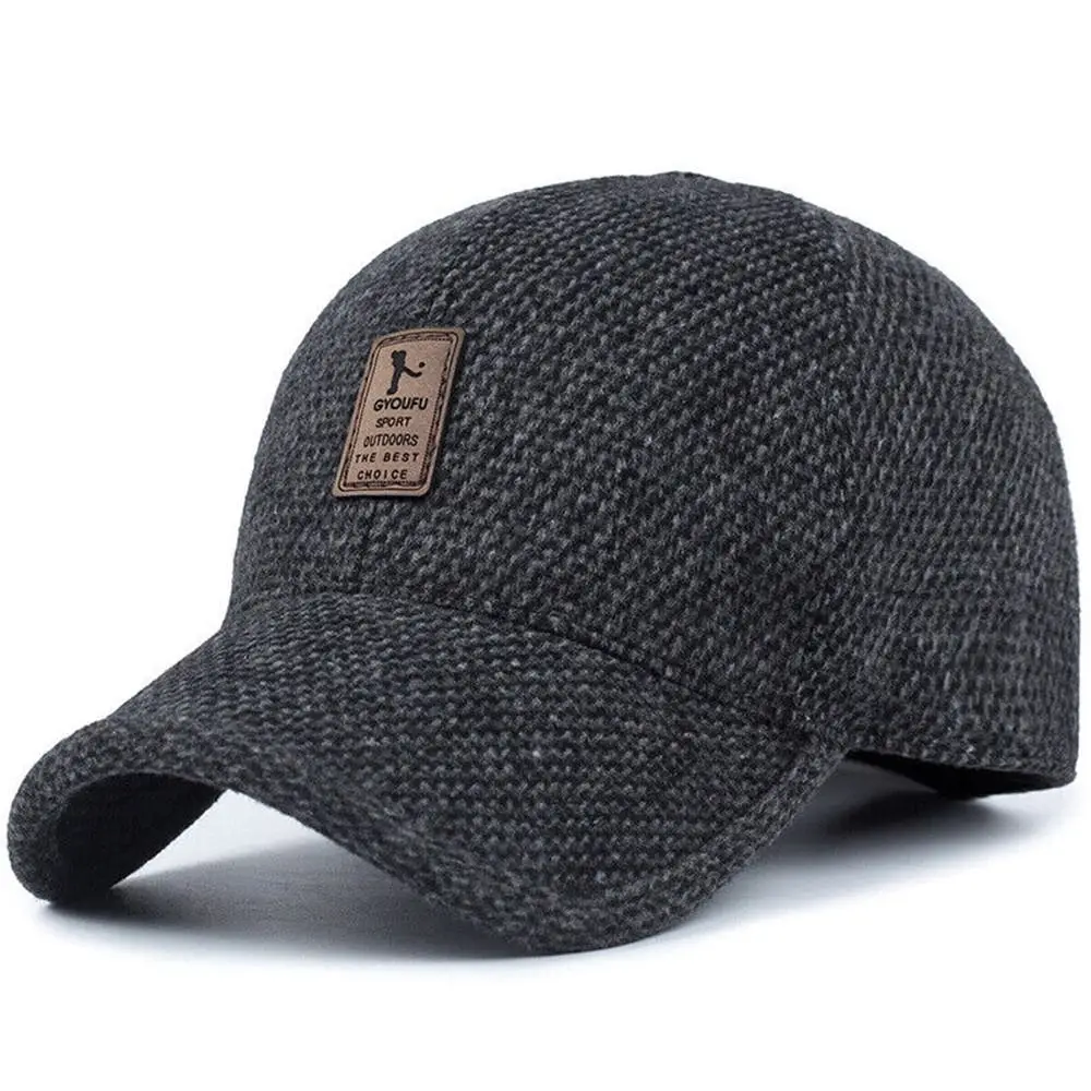 Gorro en color gris mostrando versatilidad