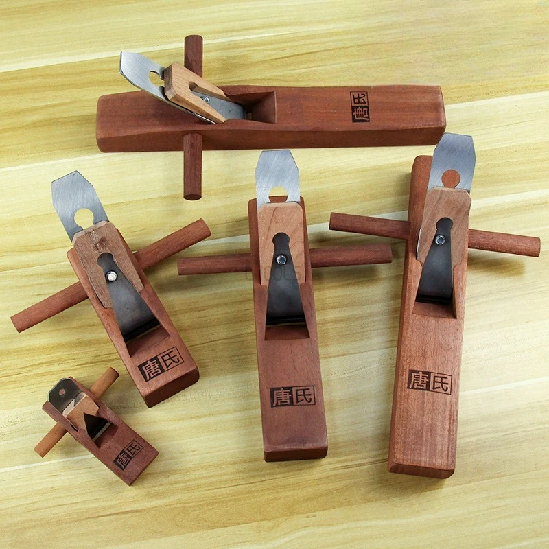 Cepillo manual en uso sobre pieza de madera