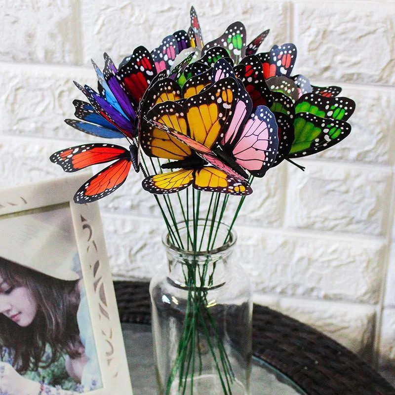 Mariposas 3D de colores variados insertadas en macetas y jardín