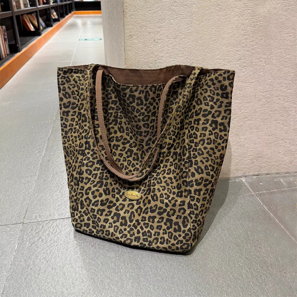 Bolsa de lona reversible con leopardo en contexto de uso diario