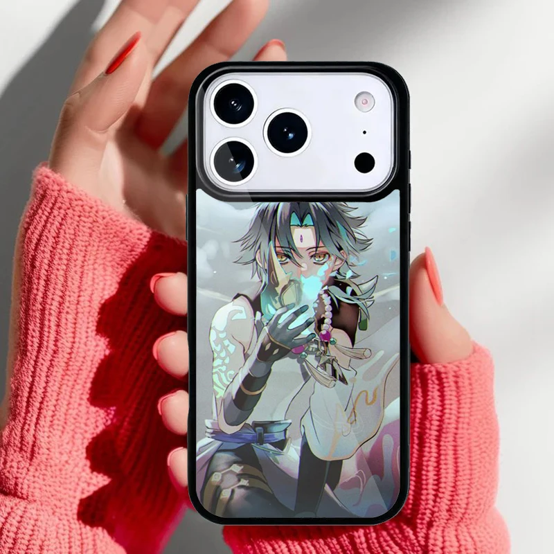 Funda mostrando el detalle del diseño de Xiao en la esquina superior