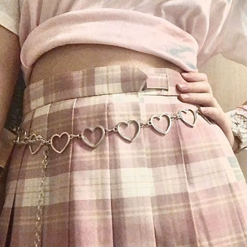 Modelo con cadena de corazón