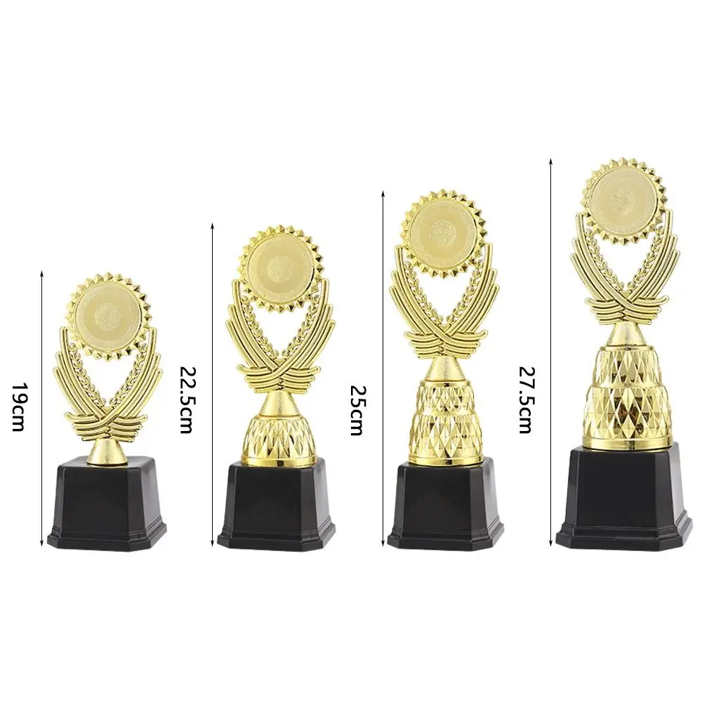 Trofeo dorado de premio con corona grande