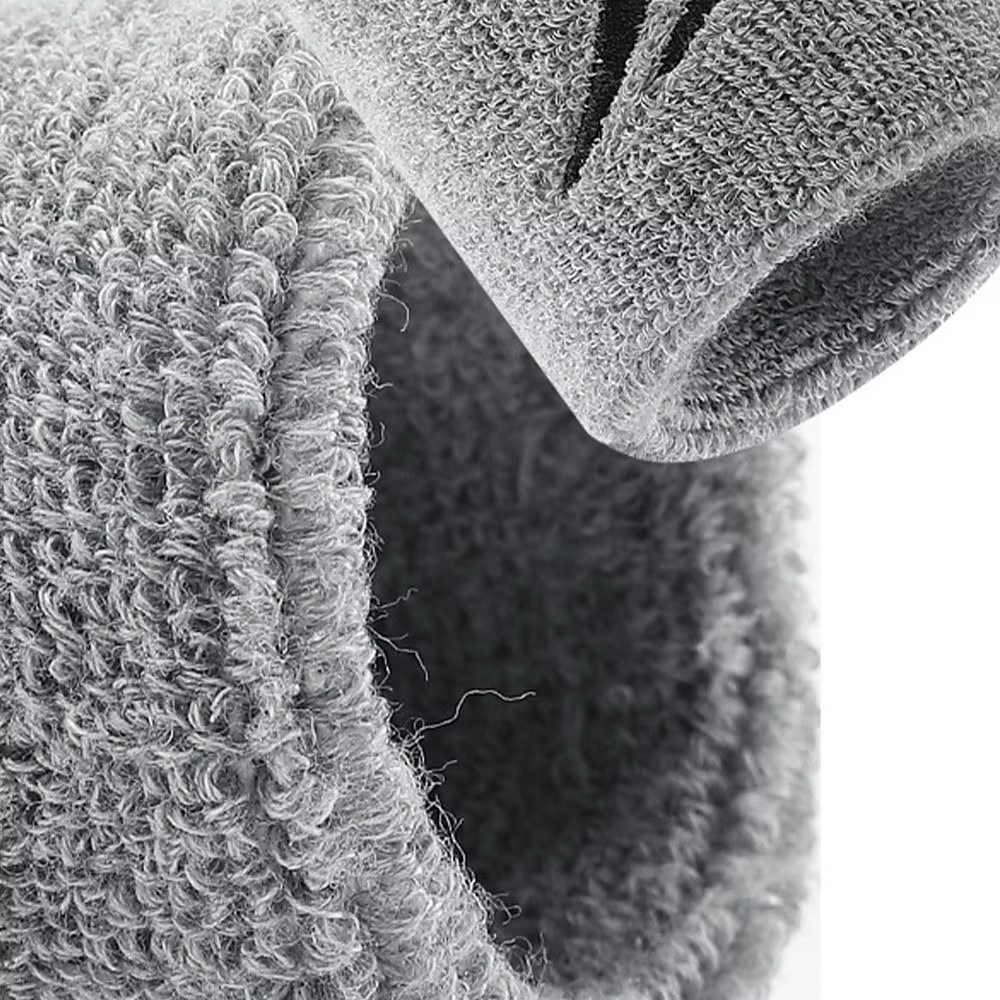 Muñequera deportiva blanca y gris apiladas mostrando textura de doble cara