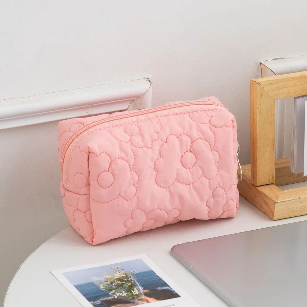Bolsa de maquillaje acolchada con diseño floral