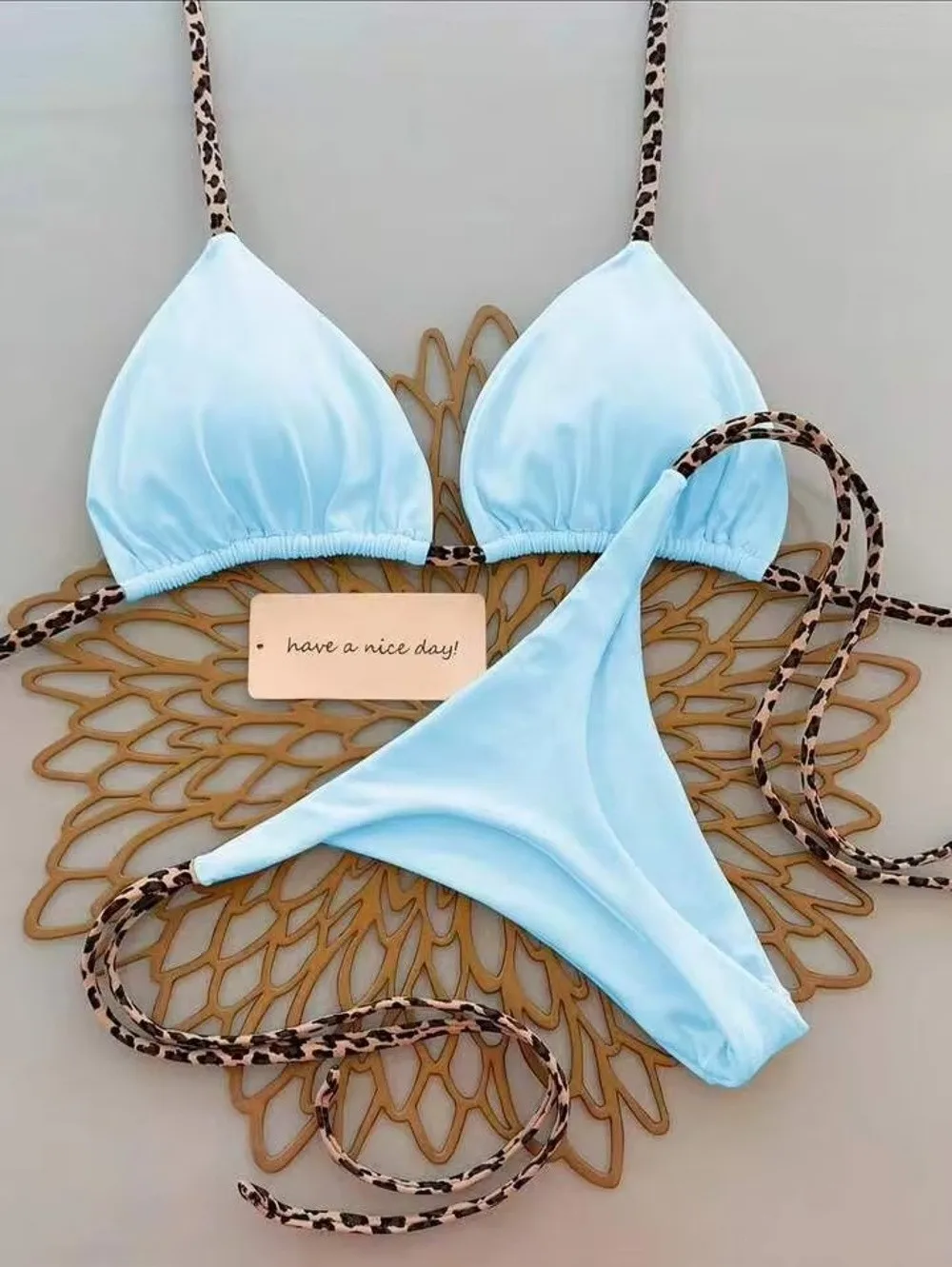 Detalle del estampado y ajuste del bikini