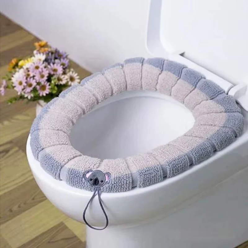 Funda de asiento de inodoro en tono neutro para decoración del baño