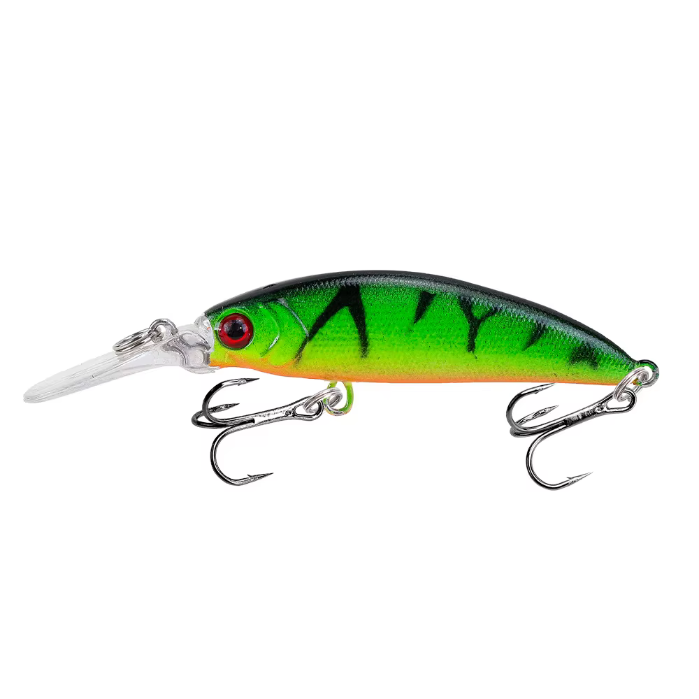 Señuelos minnow dispuestos para pesca de lubina en entorno natural