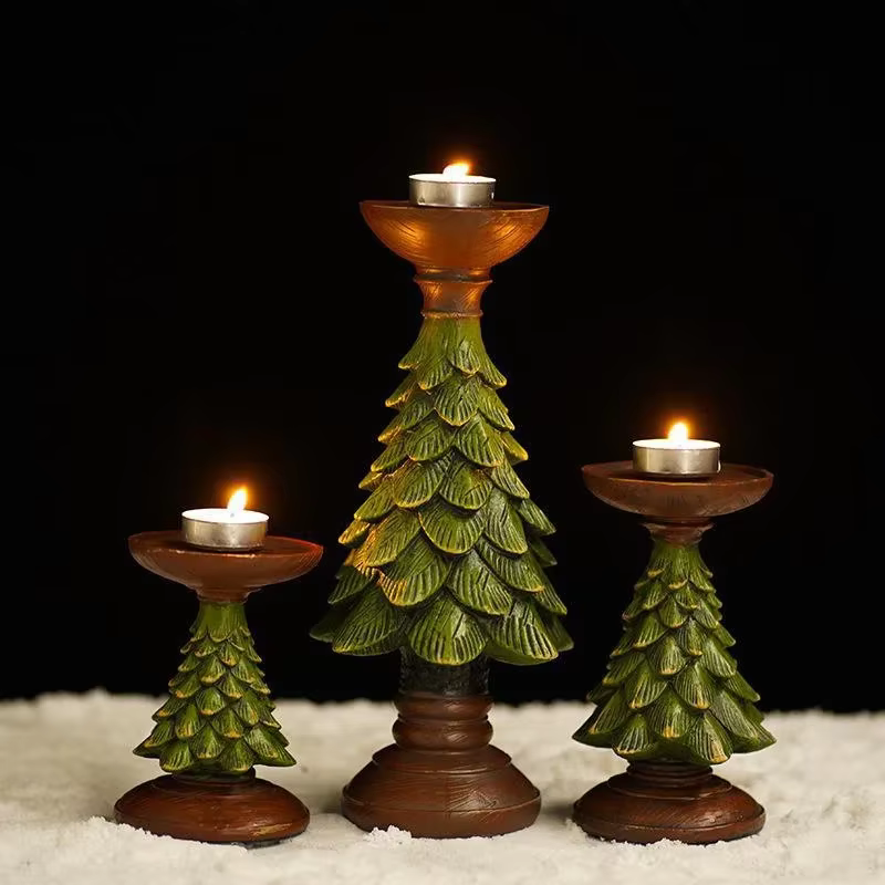Árbol de Navidad grande con velas encendidas, estilo navideño rústico