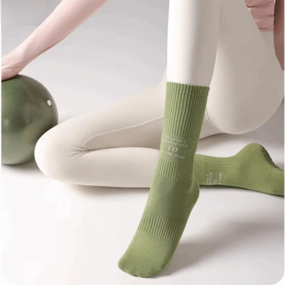 Calcetines antideslizantes de yoga de tubo medio para mujer - imagen 4