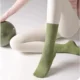 Calcetines antideslizantes de yoga de tubo medio para mujer - imagen 4