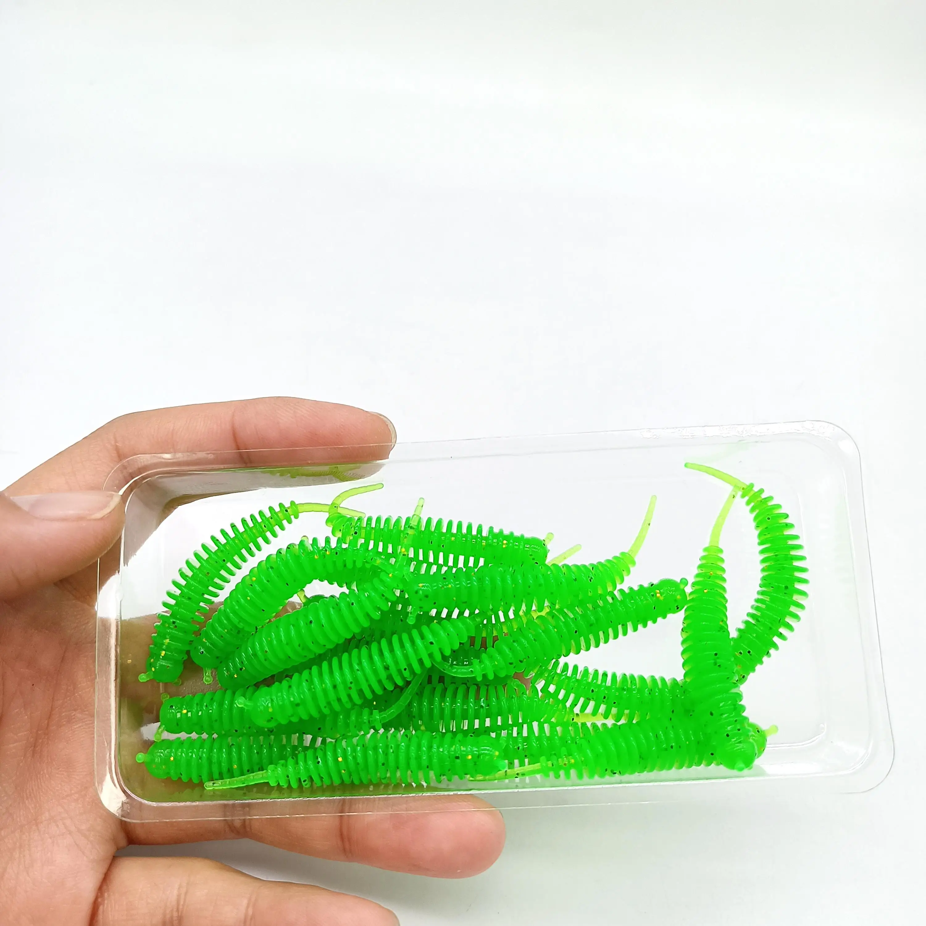 Variedad de colores disponibles en el pack de mini cebos de pesca