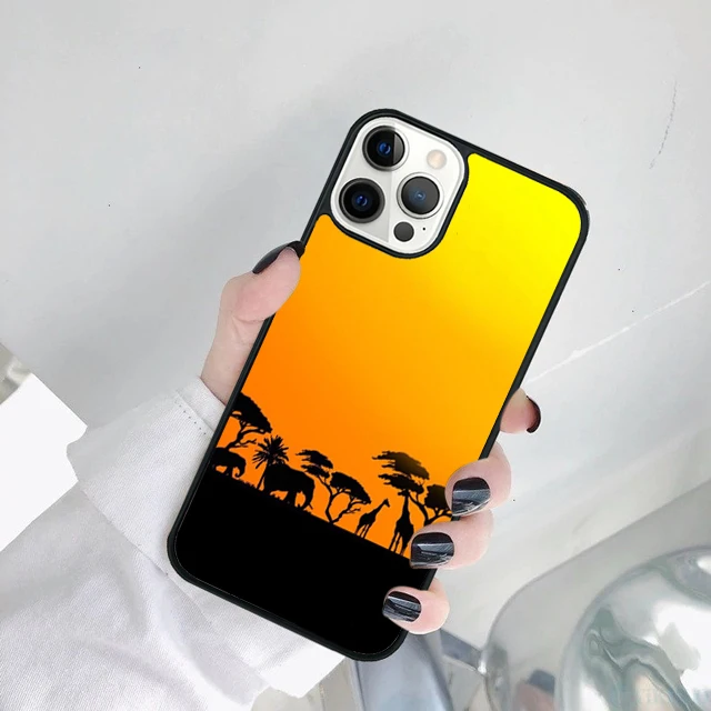 Ajuste de la funda sobre el teléfono mostrando recortes precisos