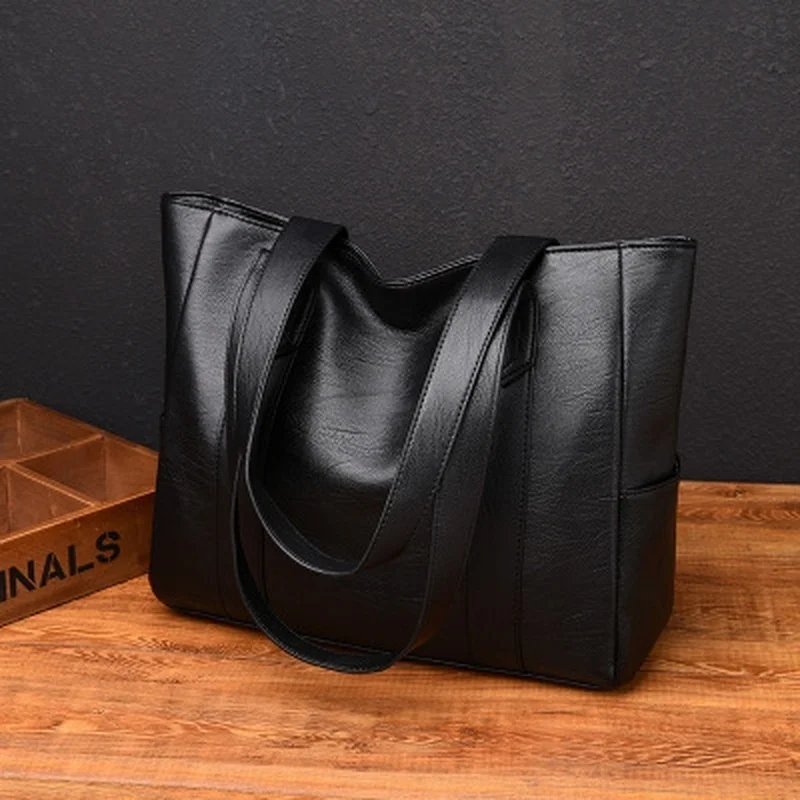 Interior del bolso con compartimentos