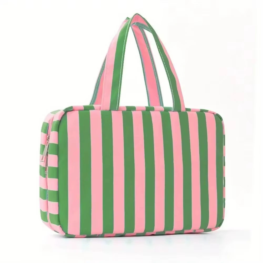Bolsa de aseo portátil para viaje desplegada mostrando sus 4 secciones