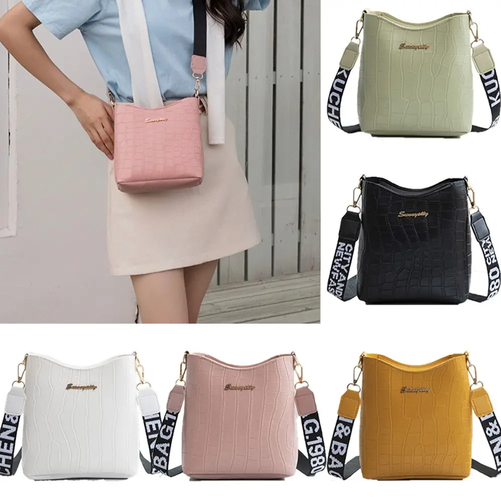 Bolso bandolera pequeño de mujer con diseño cocodrilo - imagen 3