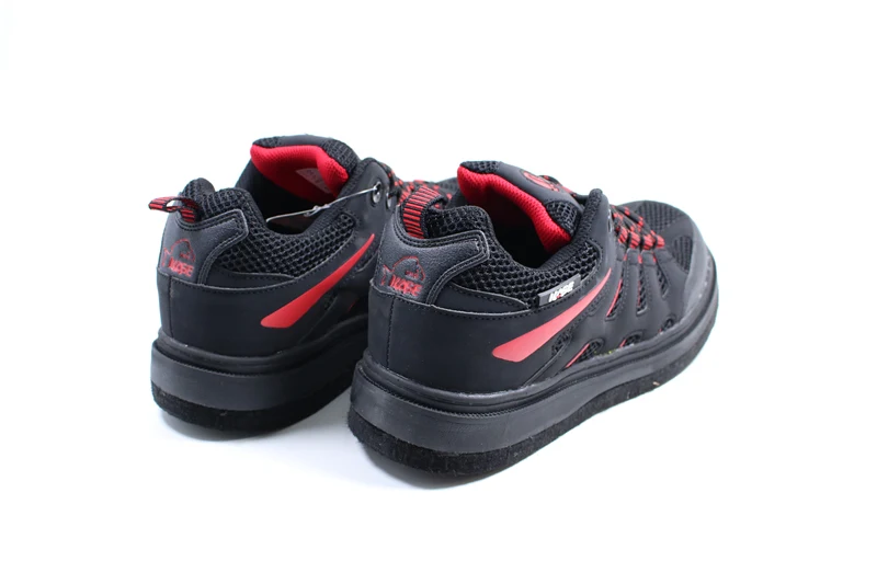 Botas de pesca impermeables y antideslizantes en uso