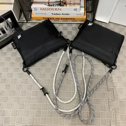 Bolso bandolera negro moderno con cremallera y correa ajustable