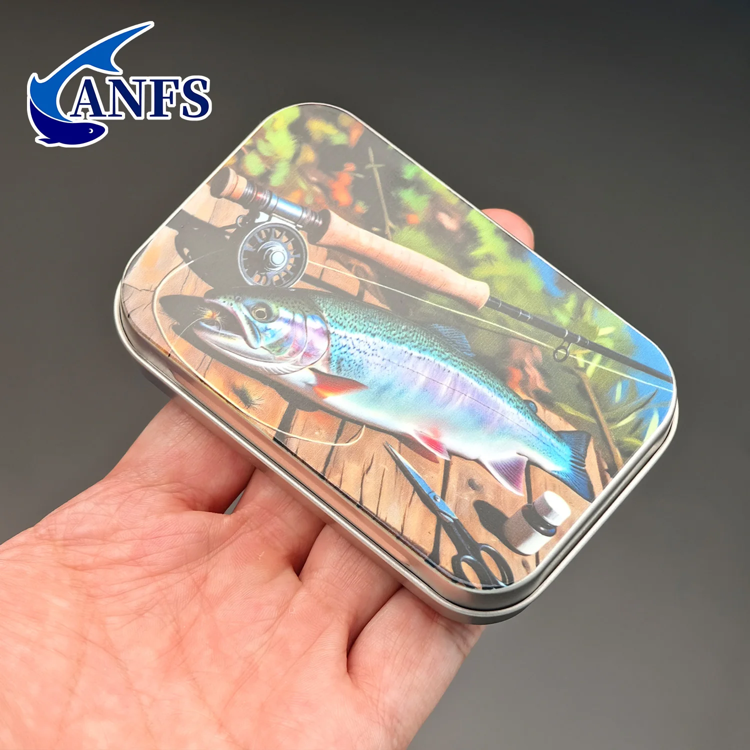 Detalle del estuche metálico para moscas ANFS