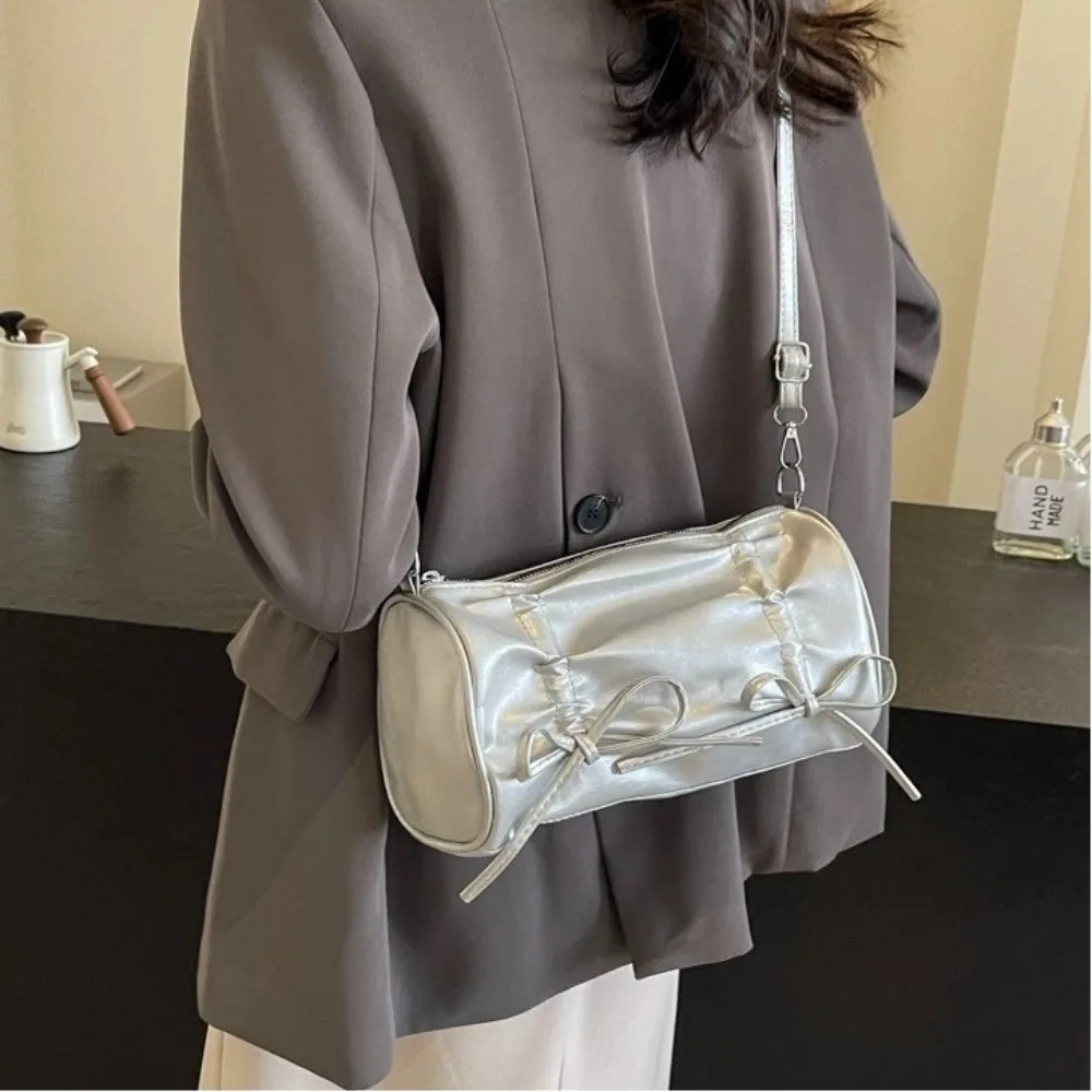 Detalle del lazo y diseño del bolso cruzado