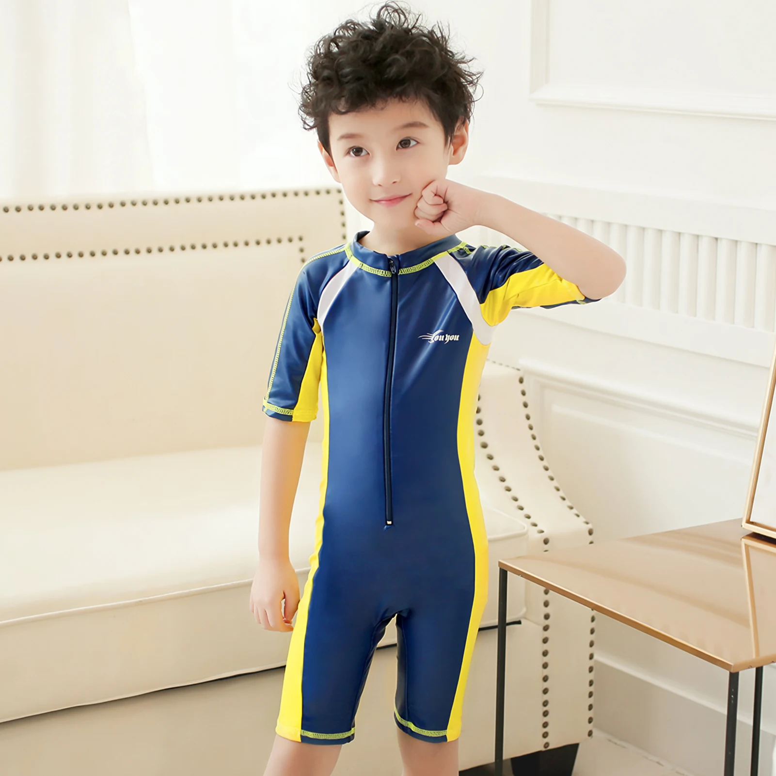 Costuras y ajuste del tejido en traje de baño infantil