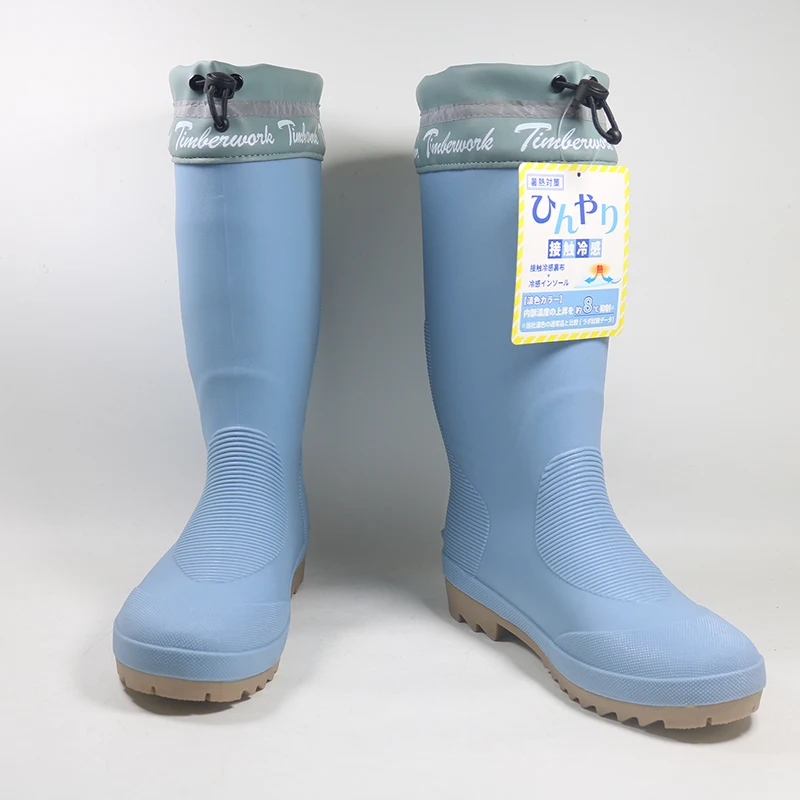 Detalle de la suela antideslizante y el material impermeable de las botas de lluvia