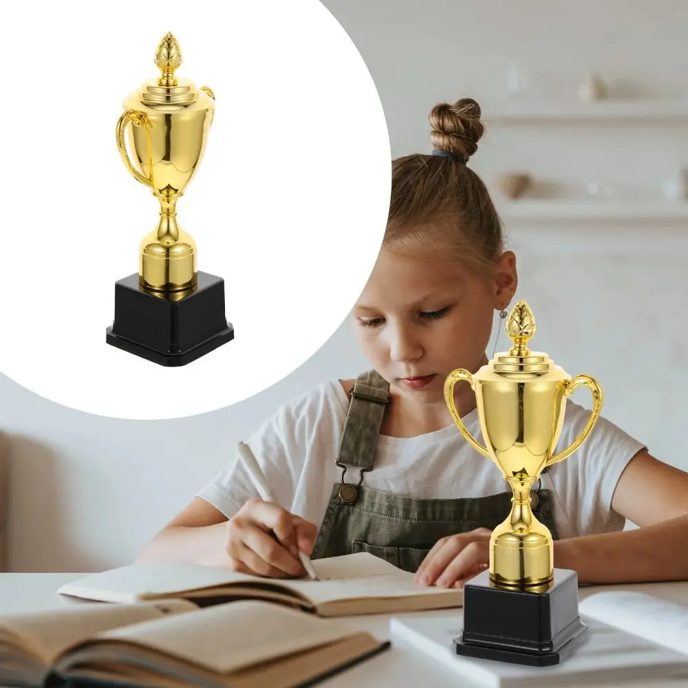 Trofeo infantil en plástico dorado