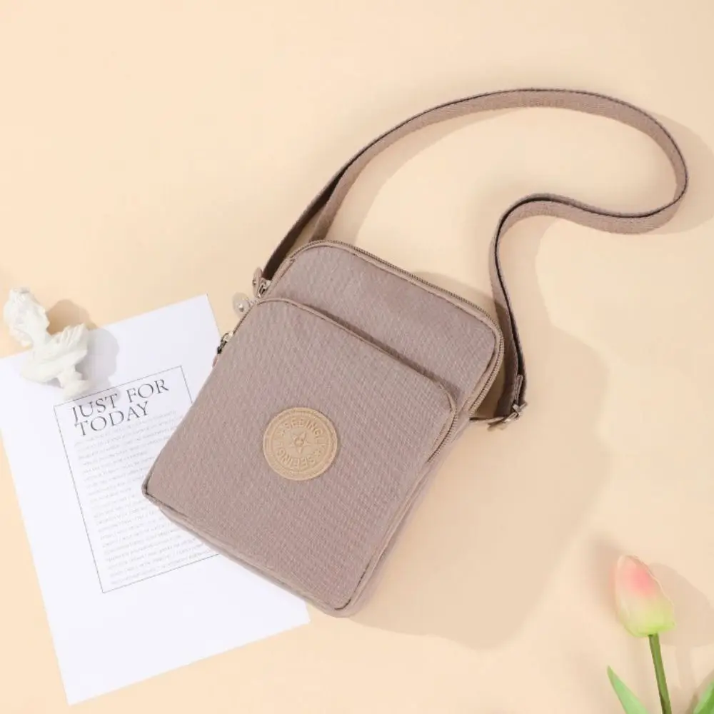 Bolso bandolera impermeable de nailon con espacio para teléfono - imagen 3