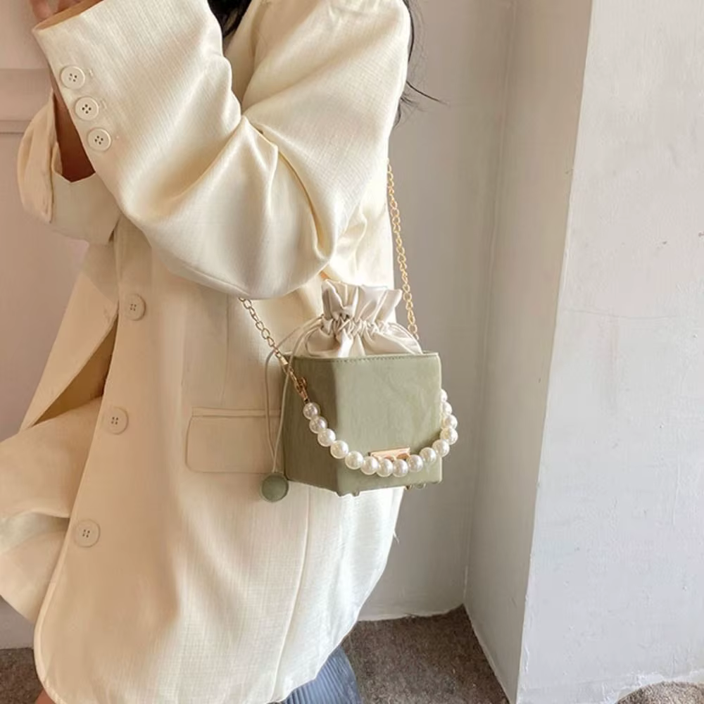 Bolso cuadrado con cordón ajustable en color verde
