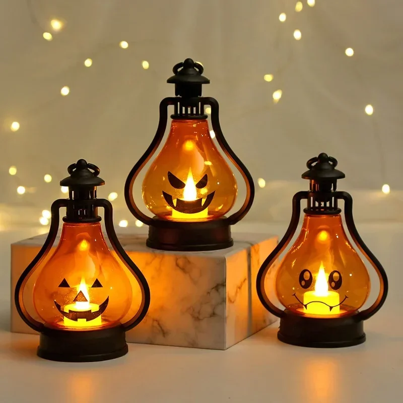 Linterna LED portátil de calabaza fantasma en escritorio