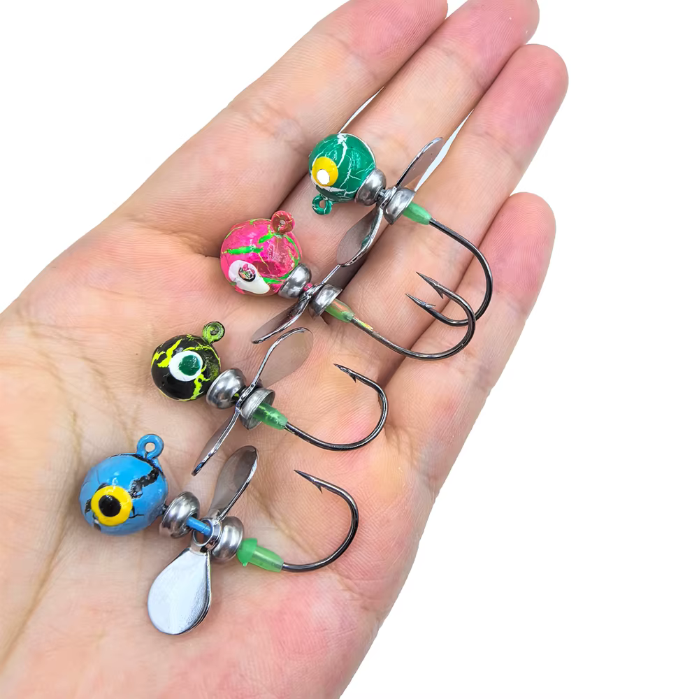 Detalle de la cuchilla giratoria y ojos 3D del jig de pesca