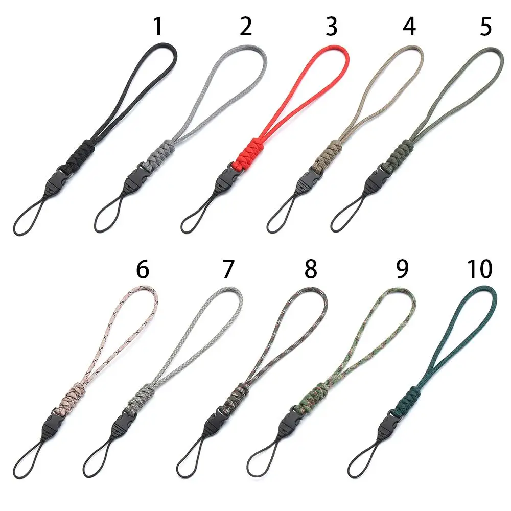 Llavero de paracord con hebilla y gancho resistente mostrando su tejido trenzado