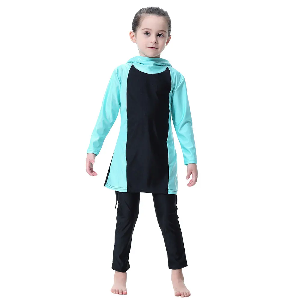 Vista del conjunto de traje de baño musulmán infantil, top y pantalón corto