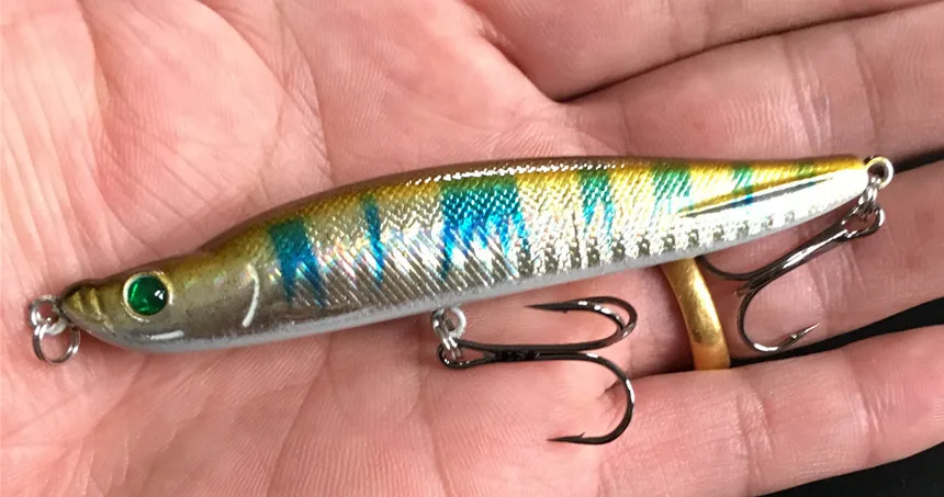 Detalle del cuerpo del señuelo con patrón de escamas y colores naturales