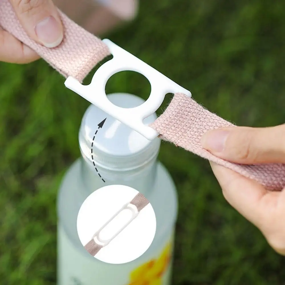 Correa de silicona para botellas en uso durante senderismo