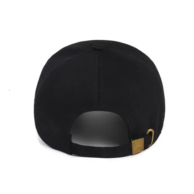 Detalle de la visera y el estilo deportivo unisex