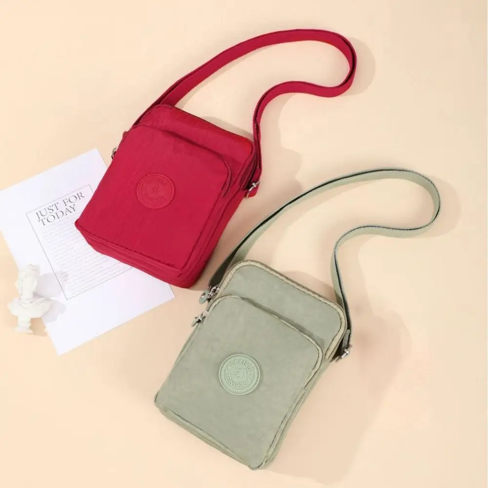 Bolso bandolera impermeable de nailon con espacio para teléfono - imagen 4