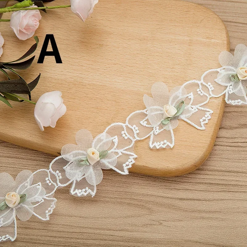 Encaje bordado blanco con motivo de flor y mariposa