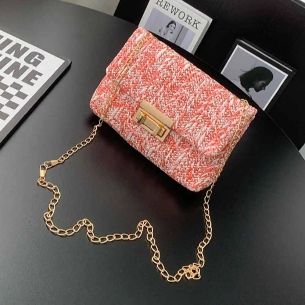 Bolso de hombro de mimbre con solapa y correa de cadena - imagen 2